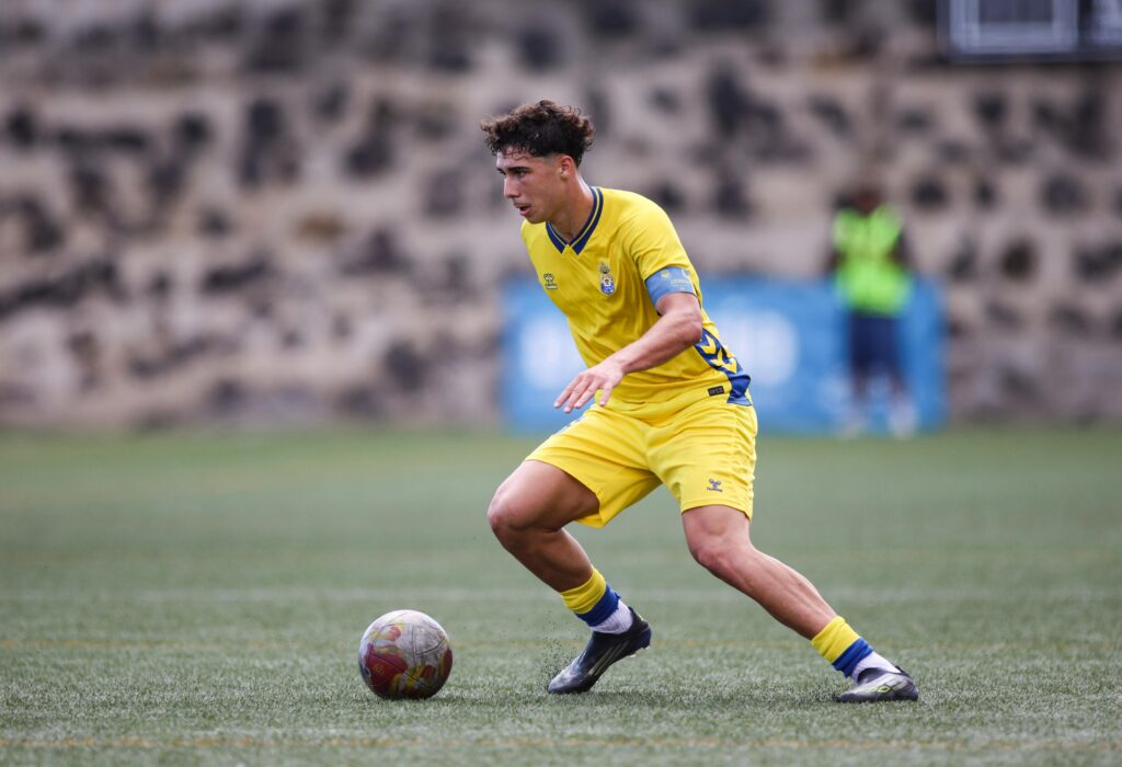 Adriel Monzón, Tenerife | udlaspalmas.NET El Juvenil División de Honor de la Unión Deportiva Las Palmas conquistó un nuevo derbi en Geneto para quedarse líder en solitario y dar un golpe encima de la mesa gracias a un doblete de Enaitz Hernández. Vea las mejores fotos de Dylan Villa para udlaspalmas.NET.