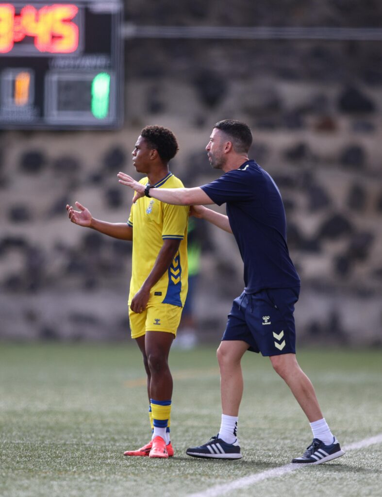 IMG-20251025-WA0148 | udlaspalmas.NET El Juvenil División de Honor de la Unión Deportiva Las Palmas conquistó un nuevo derbi en Geneto para quedarse líder en solitario y dar un golpe encima de la mesa gracias a un doblete de Enaitz Hernández. Vea las mejores fotos de Dylan Villa para udlaspalmas.NET.
