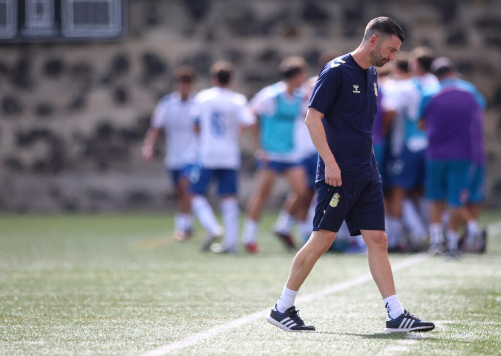 Héctor Nuez, Tenerife | udlaspalmas.NET El Juvenil División de Honor de la Unión Deportiva Las Palmas conquistó un nuevo derbi en Geneto para quedarse líder en solitario y dar un golpe encima de la mesa gracias a un doblete de Enaitz Hernández. Vea las mejores fotos de Dylan Villa para udlaspalmas.NET.