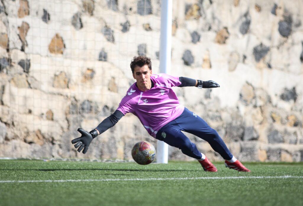 Alberto Santana, Tenerife | udlaspalmas.NET El Juvenil División de Honor de la Unión Deportiva Las Palmas conquistó un nuevo derbi en Geneto para quedarse líder en solitario y dar un golpe encima de la mesa gracias a un doblete de Enaitz Hernández. Vea las mejores fotos de Dylan Villa para udlaspalmas.NET.