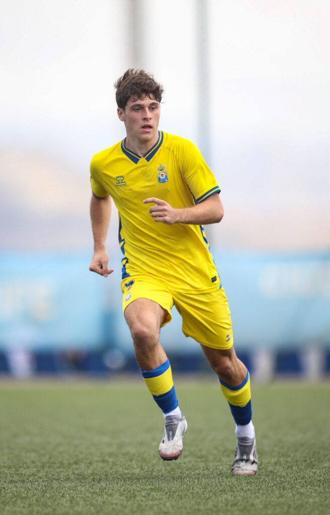 Álvaro Robaina, Tenerife | udlaspalmas.NET El Juvenil División de Honor de la Unión Deportiva Las Palmas conquistó un nuevo derbi en Geneto para quedarse líder en solitario y dar un golpe encima de la mesa gracias a un doblete de Enaitz Hernández. Vea las mejores fotos de Dylan Villa para udlaspalmas.NET.