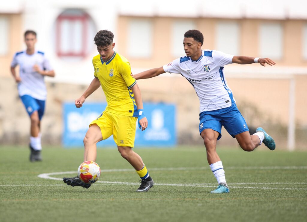 Enaitz Hernández, Tenerife | udlaspalmas.NET El Juvenil División de Honor de la Unión Deportiva Las Palmas conquistó un nuevo derbi en Geneto para quedarse líder en solitario y dar un golpe encima de la mesa gracias a un doblete de Enaitz Hernández. Vea las mejores fotos de Dylan Villa para udlaspalmas.NET.
