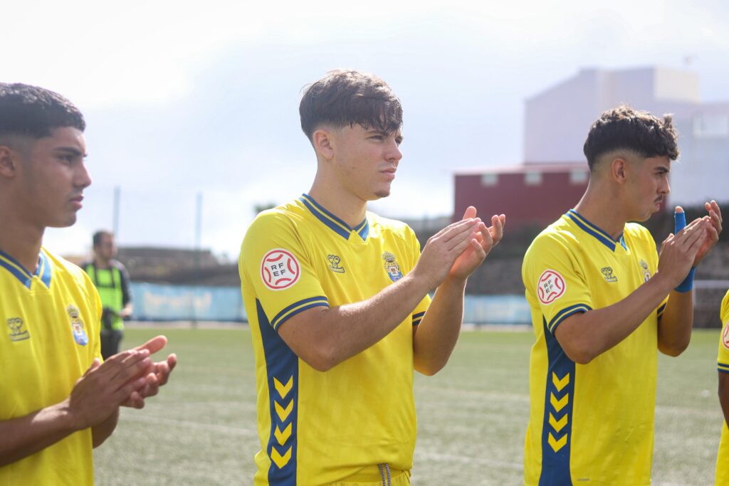 Víctor Llanos, Tenerife | udlaspalmas.NET El Juvenil División de Honor de la Unión Deportiva Las Palmas conquistó un nuevo derbi en Geneto para quedarse líder en solitario y dar un golpe encima de la mesa gracias a un doblete de Enaitz Hernández. Vea las mejores fotos de Dylan Villa para udlaspalmas.NET.