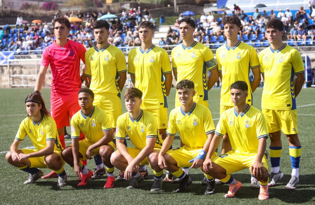 Once inicial juvenil, Tenerife | udlaspalmas.NET El Juvenil División de Honor de la Unión Deportiva Las Palmas conquistó un nuevo derbi en Geneto para quedarse líder en solitario y dar un golpe encima de la mesa gracias a un doblete de Enaitz Hernández. Vea las mejores fotos de Dylan Villa para udlaspalmas.NET.
