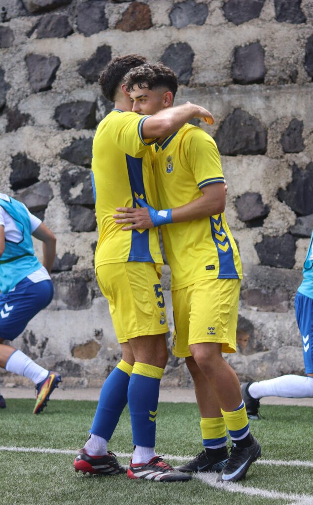 gol juvenil tenerife | udlaspalmas.NET El Juvenil División de Honor de la Unión Deportiva Las Palmas conquistó un nuevo derbi en Geneto para quedarse líder en solitario y dar un golpe encima de la mesa gracias a un doblete de Enaitz Hernández. Vea las mejores fotos de Dylan Villa para udlaspalmas.NET.
