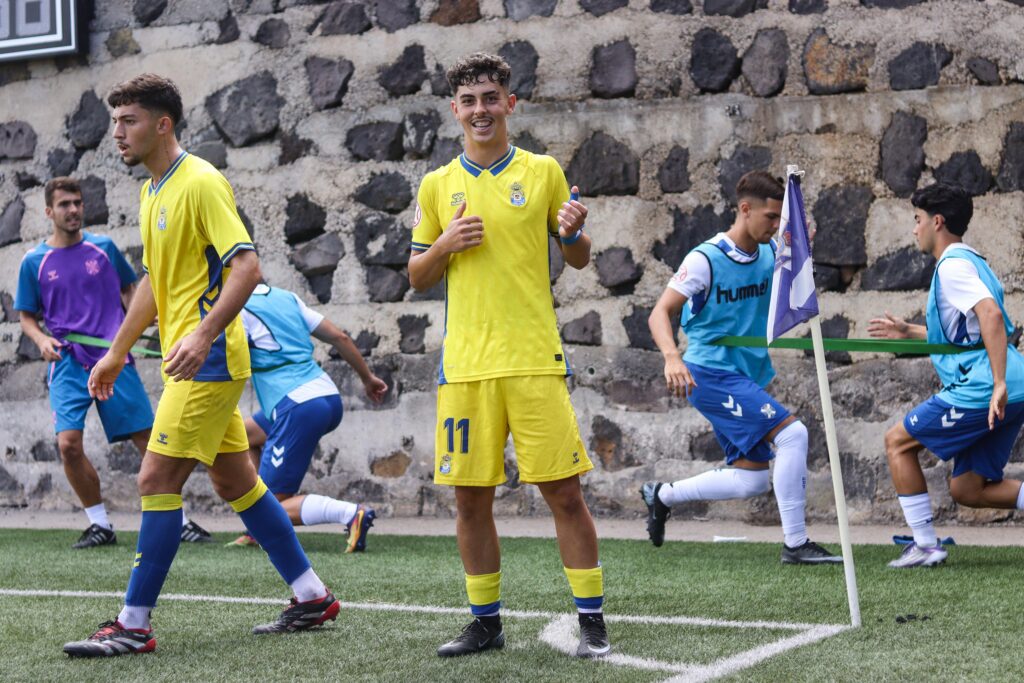 Enaitz Hernández, Tenerife | udlaspalmas.NET El Juvenil División de Honor de la Unión Deportiva Las Palmas conquistó un nuevo derbi en Geneto para quedarse líder en solitario y dar un golpe encima de la mesa gracias a un doblete de Enaitz Hernández. Vea las mejores fotos de Dylan Villa para udlaspalmas.NET.