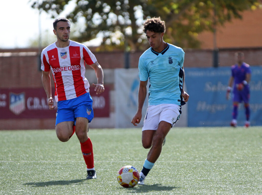 Jerobe Cáceres, Navalcarnero | udlaspalmas.NET Las Palmas Atlético consiguió un valioso punto en Navalcarnero en un partido donde dispuso quizás de la ocasión más clara pero donde tuvo que resistir las embestidas del conjunto madrileño. El filial mantiene la portería a cero por tercer partido consecutivo. Valentino Raca debutó en Segunda Federación. Tres cambios realizó Raúl Martín respecto a la