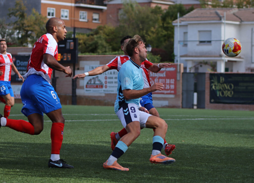 IMG_7038 | udlaspalmas.NET Las Palmas Atlético consiguió un valioso empate en su visita al Navalcarnero donde cosechó su tercera partido consecutivo con la portería a cero para sumar siete puntos de los últimos nueve posibles. Vea las fotos de Jorge Collado para udlaspalmas.NET.
