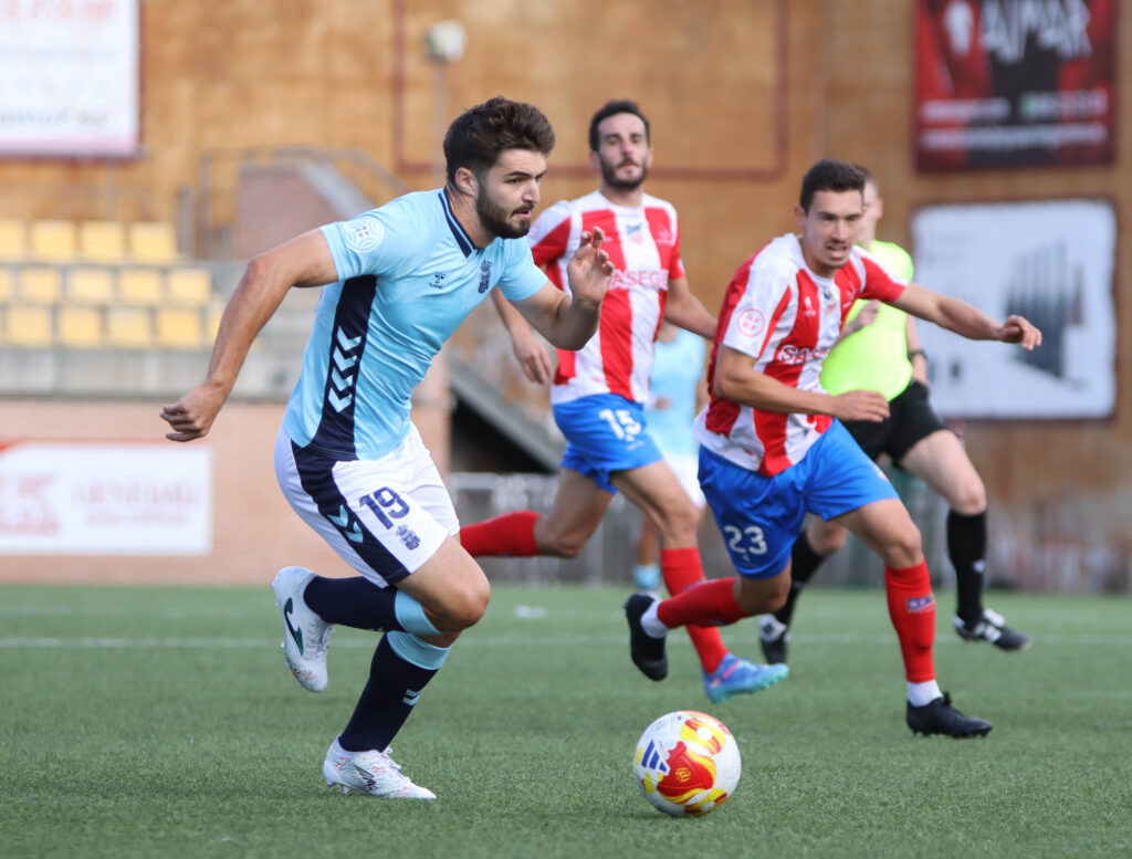 Sergio Rivarés, Navalcarnero | udlaspalmas.NET Las Palmas Atlético consiguió un valioso punto en Navalcarnero en un partido donde dispuso quizás de la ocasión más clara pero donde tuvo que resistir las embestidas del conjunto madrileño. El filial mantiene la portería a cero por tercer partido consecutivo. Valentino Raca debutó en Segunda Federación. Tres cambios realizó Raúl Martín respecto a la