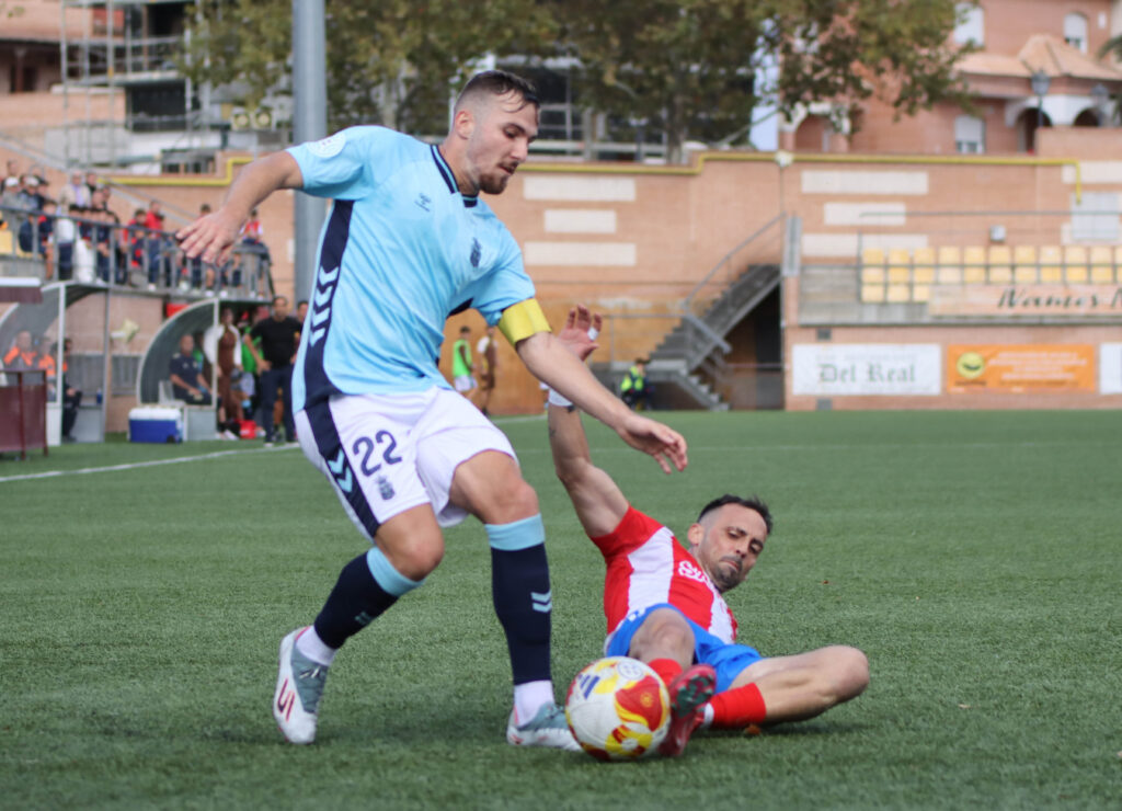 IMG_7370 | udlaspalmas.NET Las Palmas Atlético consiguió un valioso empate en su visita al Navalcarnero donde cosechó su tercera partido consecutivo con la portería a cero para sumar siete puntos de los últimos nueve posibles. Vea las fotos de Jorge Collado para udlaspalmas.NET.