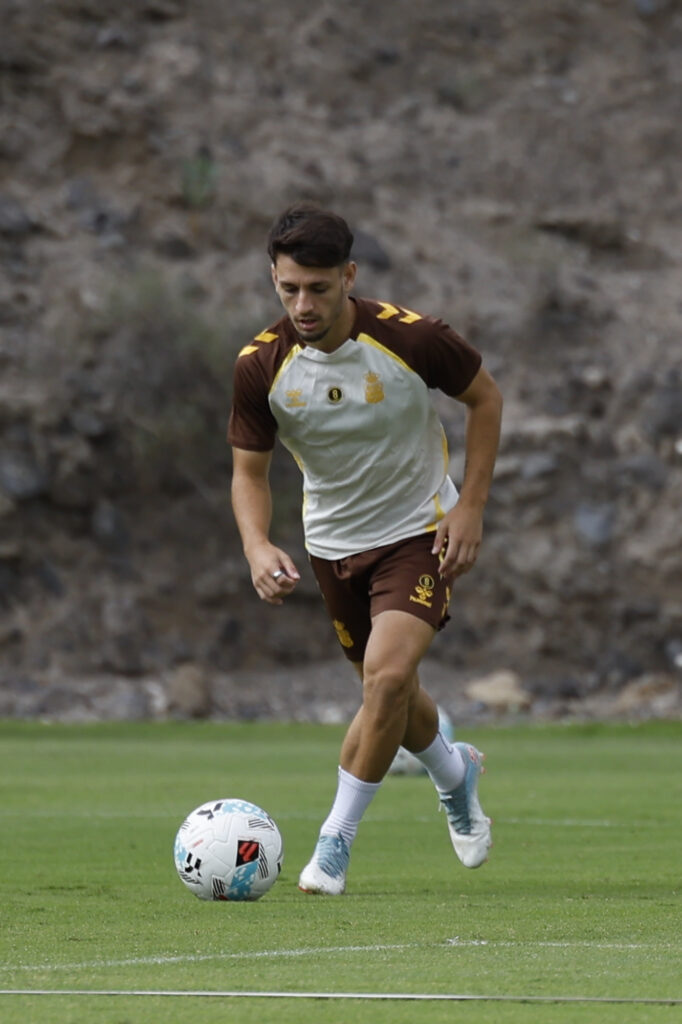 Iván Gil entrenamiento0 | udlaspalmas.NET El mediocentro de la Unión Deportiva Las Palmas reconoce encontrarse con mucha confianza y receta ir partido a partido más allá de lo que indique la tabla clasificatoria. La Unión Deportiva Las Palmas juega este viernes en Huesca: "Creo que nos espera un partido, como todos los de la categoría, muy complicado. Yo creo que