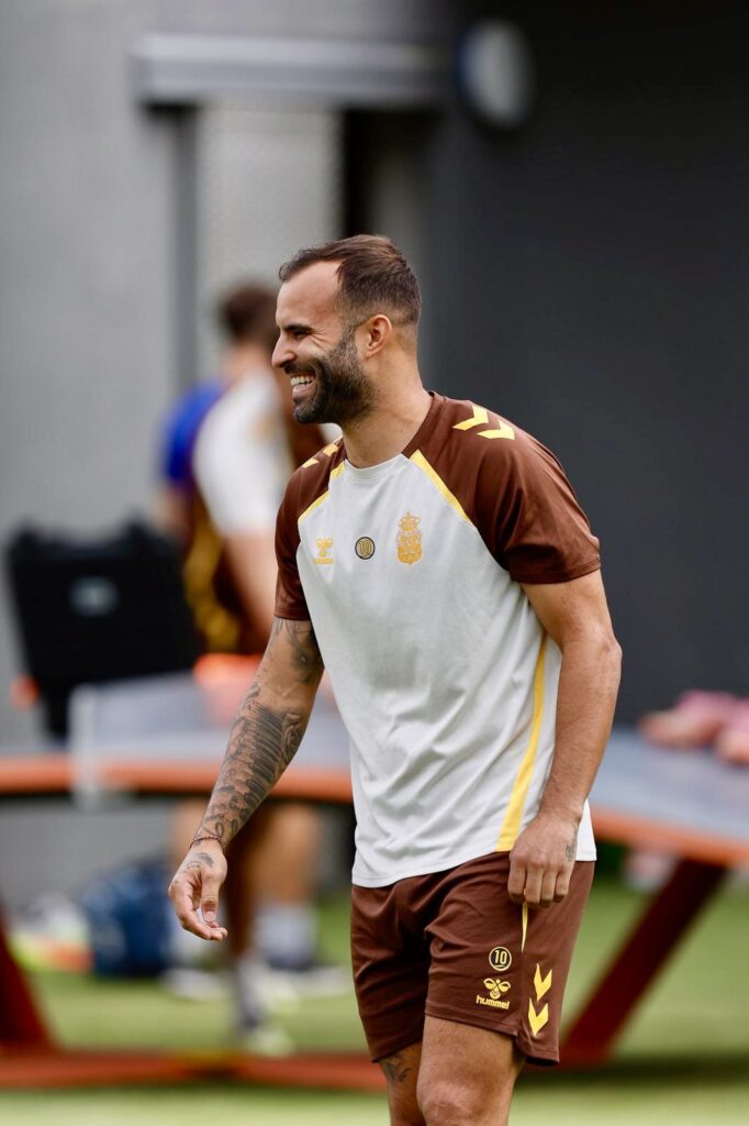 Jesé Rodríguez entrenamiento | udlaspalmas.NET El delantero de la Unión Deportiva Las Palmas se lesionó el pasado 7 de octubre de una microrrotura en el isquio de su pierna derecha y este jueves anunció su vuelta al grupo. "La sonrisa de cuando vuelves con el grupo". Así anunció Jesé Rodríguez su regreso junto al resto de sus compañeros en el