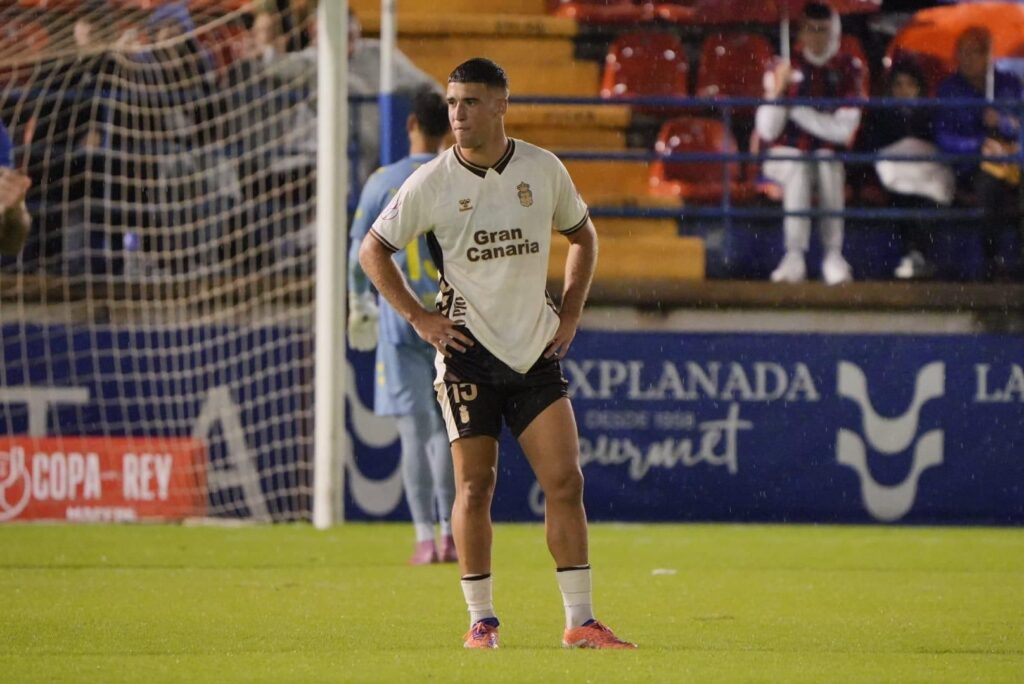 Juanma Herzog Extremadura | udlaspalmas.NET Rotaciones en la Copa. Luis García realizó rotaciones para el partido de Copa del Rey. El técnico asturiano apostó por una alineación completamente novedosa. Debut de Carlos Navarro. El central de Valencia debutó este martes con el primer equipo del conjunto grancanario haciendo pareja de centrales junto a Juanma Herzog. José Antonio Caro permite adelantarse