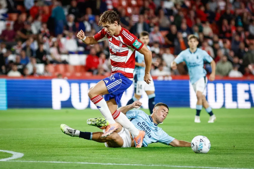 Ambos canteranos serán titulares este viernes contra la Real Sociedad B. No son muchas las veces que ambos han compartido el centro de la defensa y en Zubieta serán claves para recuperar la solidez defensiva. Juanma Herzog y Álex Suárez será la pareja de centrales titulares este viernes contra la Real Sociedad B. A pesar