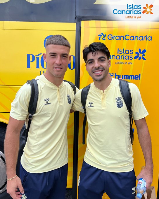 Juanma Herzog y Enrique Clemente guagua | udlaspalmas.NET La Unión Deportiva Las Palmas comenzará este jueves una travesía de doce días para disputar tres partidos oficiales donde cogerá siete aviones y hará más de diez horas de guagua para medirse a Huesca, Extremadura y Sporting. Tres partidos consecutivos a domicilio y el retorno a Gran Canaria tras cada uno de esos partidos, los