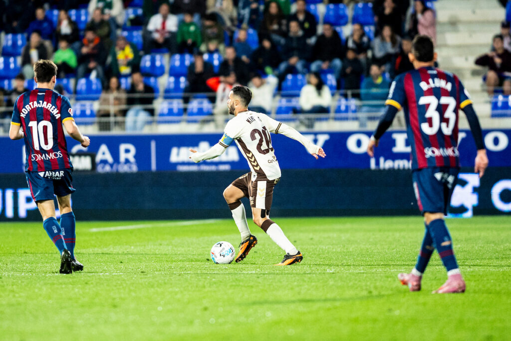 Kirian Rodríguez Huesca1 | udlaspalmas.NET El capitán de la Unión Deportiva Las Palmas fue la principal novedad en la alineación que Luis García sacó en lisa para medirse al Huesca. 263 días después, el '20' volvió a ser titular. 8 meses y 21 después, o lo que es lo mismo, 263 días después, Kirian Rodríguez volvió a ser titular. El