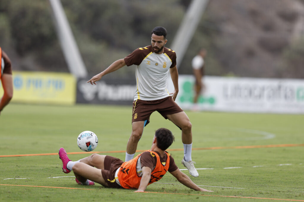 Kirian Rodríguez entrenamiento | udlaspalmas.NET Este jueves, todos los jugadores disponibles de la primera plantilla amarilla se ejercitaron pensando en el partido de este domingo contra el Sporting de Gijón. Mika Mármol podría entrar en la convocatoria. Vuelta a la normalidad en la Unión Deportiva Las Palmas. Tras la eliminación copera contra el Club Deportivo Extremadura, la primera plantilla amarilla
