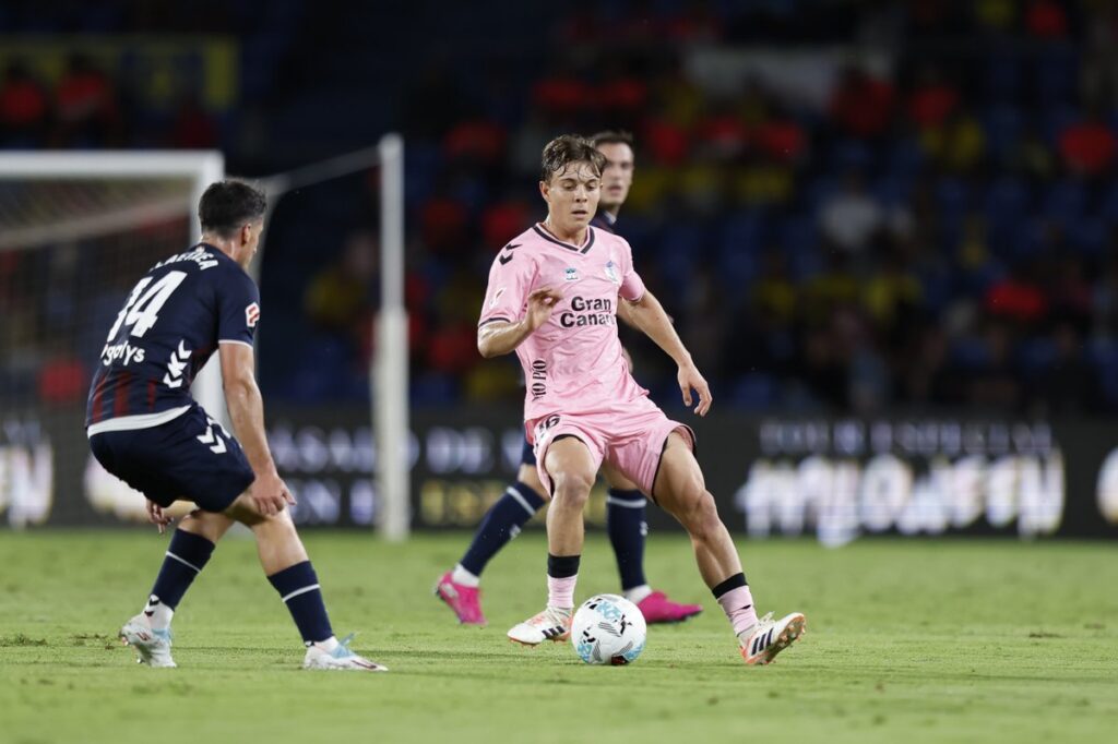 El mediocentro italiano de la Unión Deportiva Las Palmas es uno de los fichajes que mayor rendimiento está dando en el conjunto grancanario aunque se mostró autocrítico con su aportación ofensiva. Indiscutible en la Unión Deportiva Las Palmas desde que llegó, Lorenzo Amatucci considera que "lo estoy haciendo bastante bien, estoy bastante contento de lo