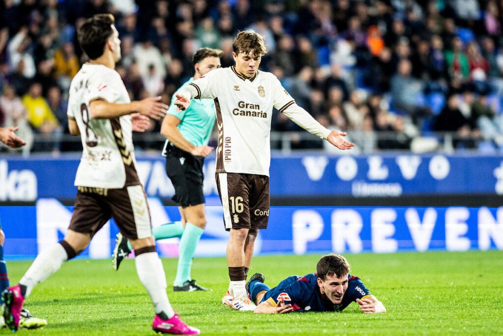 El mediocentro italiano de la Unión Deportiva Las Palmas es uno de los fichajes que mayor rendimiento está dando en el conjunto grancanario aunque se mostró autocrítico con su aportación ofensiva. Indiscutible en la Unión Deportiva Las Palmas desde que llegó, Lorenzo Amatucci considera que "lo estoy haciendo bastante bien, estoy bastante contento de lo