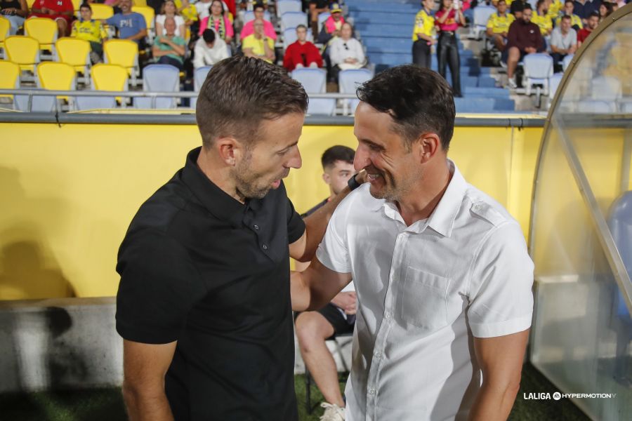 Luis García y Beñat San José Eibar | udlaspalmas.NET El técnico de la Unión Deportiva Las Palmas le dio mucho valor a los tres puntos conseguidos contra el Eibar pero receta calma y tranquilidad más allá de los resultados. La Unión Deportiva Las Palmas consiguió este domingo doblegar al Eibar para conseguir los tres puntos y dormir en ascenso directo: "Le doy mucho valor
