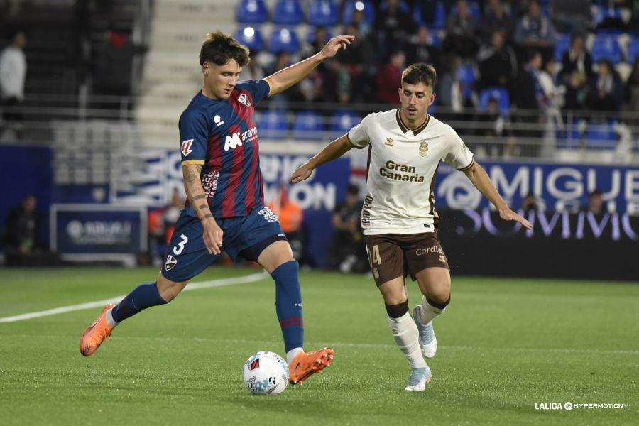 Manu Fuster Huesca | udlaspalmas.NET Los jugadores de la Unión Deportiva Las Palmas valoraron positivamente el punto conseguido en El Alcoraz aunque reconocen tener alguna sensación agridulce en un partido donde los amarillos fueron de menos a más. Kirian Rodríguez estrenó titularidad en un partido donde Las Palmas pudo sumar: "Al final creo que un poco frio, hemos tenido tramo
