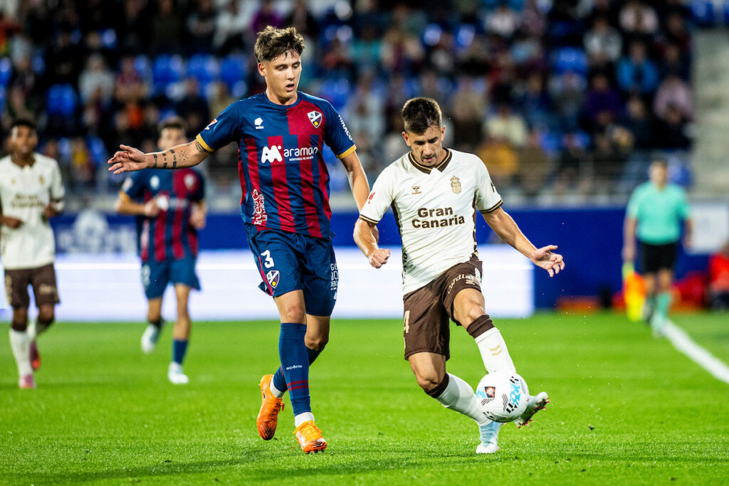 Manu Fuster Huesca0 | udlaspalmas.NET El conjunto grancanario estrenó este sábado su quinta equipación de la temporada, un equipaje especial para la jornada 'retro' promovida por LaLiga y que no dio 'suerte' en La Rosaleda. Por primera vez en la historia, la Unión Deportiva Las Palmas ha hecho uso de una quinta equipación durante una temporada. Tras volver a recuperar