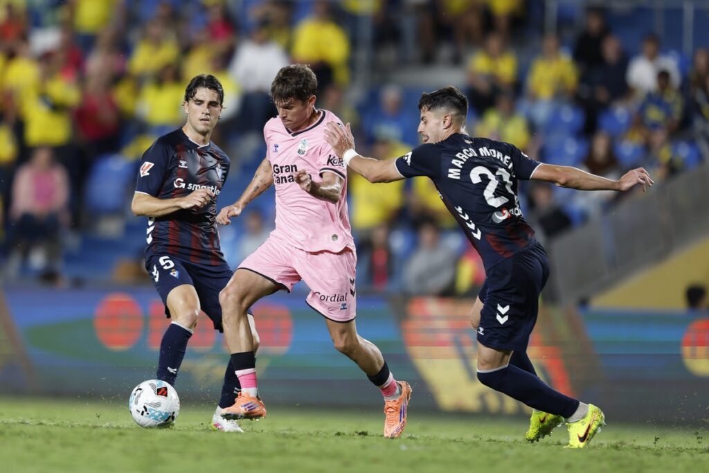 Marc Cardona Eibar | udlaspalmas.NET El delantero catalán de la Unión Deportiva Las Palmas ya está de nuevo junto al resto de sus compañeros tras perderse las últimas convocatorias. Sigue recuperando efectivos Luis García para el día a día. Durante las últimas semanas han vuelto jugadores como Jesé Rodríguez, ya disponible, además de Jonathan Viera o Sandro Ramírez, poco a