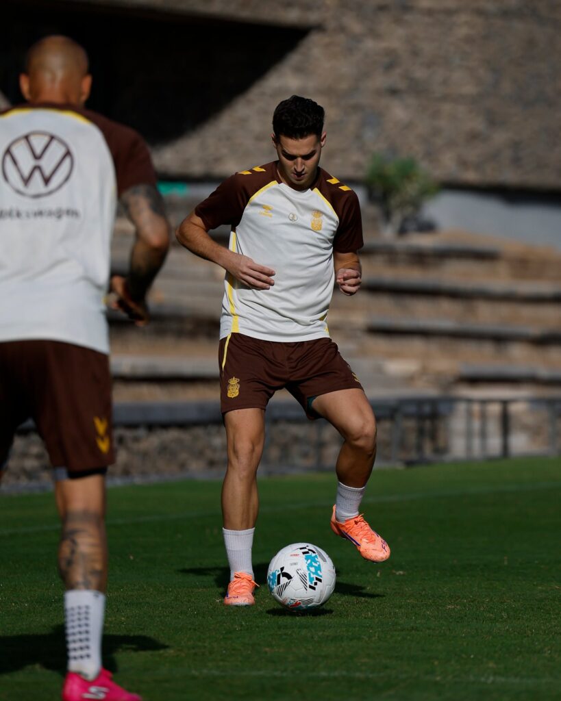 Mika Mármol entrenamientio | udlaspalmas.NET El entrenador de la Unión Deportiva Las Palmas desveló que el central de Terrassa realizó el entrenamiento de este miércoles y podría volver a la convocatoria para el partido contra el Huesca. La Unión Deportiva Las Palmas realiza este jueves en la Ciudad Deportiva de Barranco Seco la última sesión preparatoria para el partido de