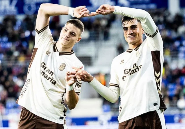 Milos Lukovic y Ale García celebracion gol huesca