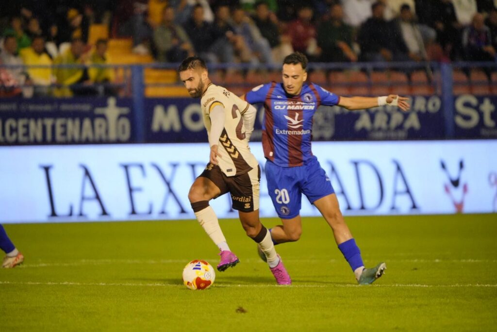 Pejiño Extremadura | udlaspalmas.NET En el partido 101 del extremo gaditano en la Unión Deportiva Las Palmas, Pejiño lució el brazalete de capitán desde el inicio por primera vez desde que llegó en agosto de 2020. Duodécimo partido de la Unión Deportiva Las Palmas en la temporada 2025-2026 y sexto capitán que luce el brazalete desde el once inicial.