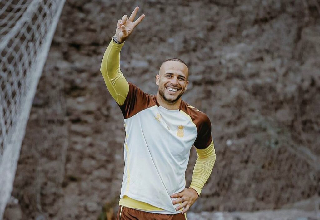 Sandro Ramírez | udlaspalmas.NET El delantero de la Unión Deportiva Las Palmas se ejercitó este jueves por primera vez con el grupo. Se operó el pasado 17 de julio y más de tres meses después, ya está de vuelta con el resto de sus compañeros. Cada vez queda menos para ver el regreso de Sandro Ramírez al terreno de