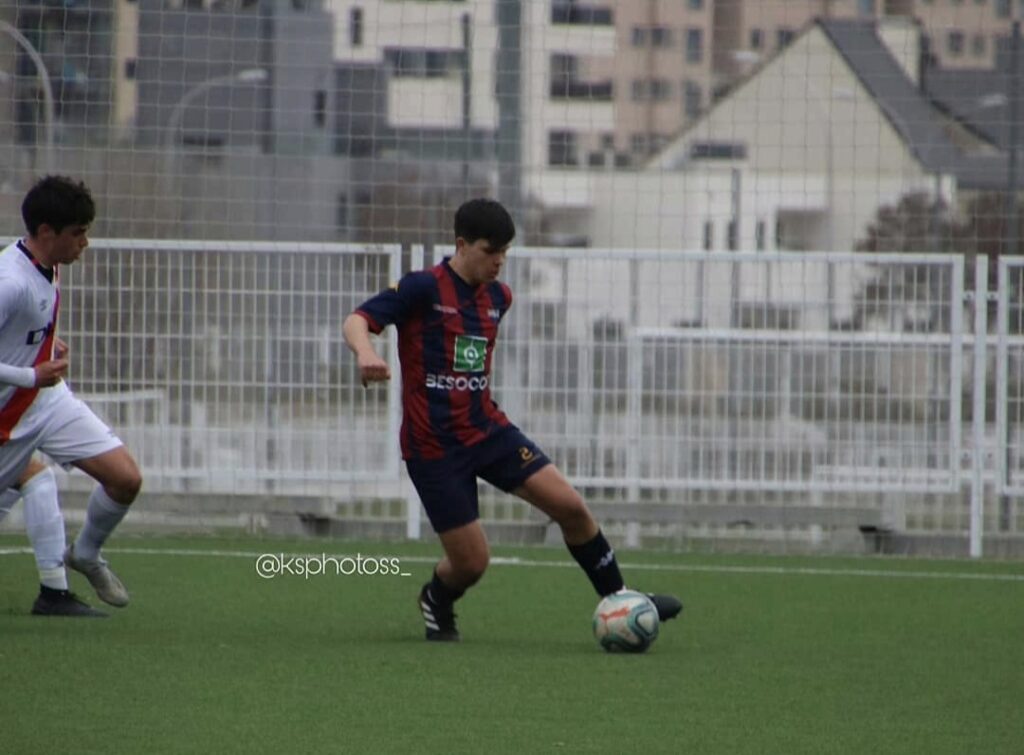 Screenshot_20251027_114448_Instagram | udlaspalmas.NET El mediocentro pacense de la Unión Deportiva Las Palmas se formó durante nueve años en el desaparecido Extremadura Unión Deportiva e incluso debutó con su filial en Tercera Federación. Iñaki González (27/07/2004, Badajoz) vivirá este martes el partido más emotivo durante su corta trayectoria deportiva. El mediocentro de la Unión Deportiva Las Palmas pisará el
