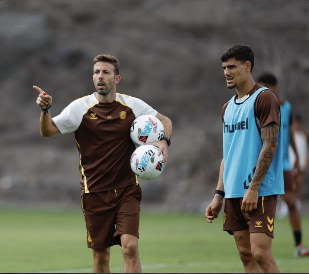 Luis García e Ian Martínez, entrenamiento | udlaspalmas.NET El entrenador de la Unión Deportiva Las Palmas no hizo especial hincapié en la importancia de medirse al líder y destaca la motivación del grupo para cualquier envite en un comportamiento lineal. La Unión Deportiva recibe al Racing de Santander, actual líder de la categoría, y para ello Luis García tiene clara la receta para