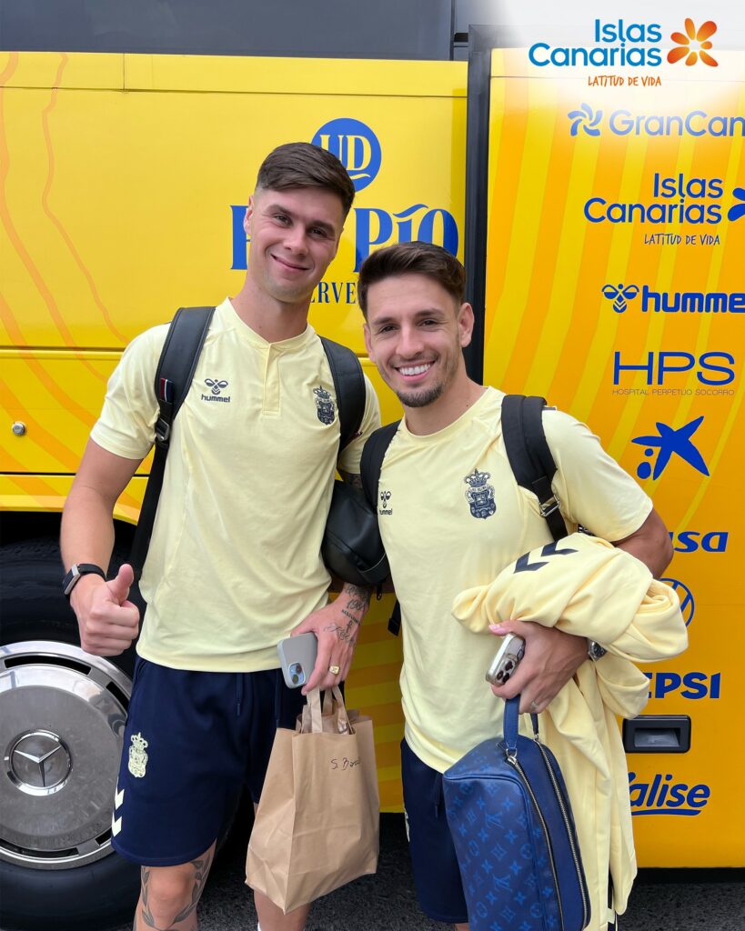 Sergio Barcia e Iván Gil guagua | udlaspalmas.NET La Unión Deportiva Las Palmas comenzará este jueves una travesía de doce días para disputar tres partidos oficiales donde cogerá siete aviones y hará más de diez horas de guagua para medirse a Huesca, Extremadura y Sporting. Tres partidos consecutivos a domicilio y el retorno a Gran Canaria tras cada uno de esos partidos, los