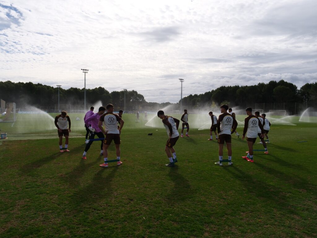 entrenamiento huesca | udlaspalmas.NET El equipo de Luis García realizó una sesión de entrenamiento en Huesca antes de desplazarse a Zaragoza para coger un avión rumbo a Gran Canaria. Tras haber conseguido puntuar en su visita en El Alcoraz, donde Miloš Luković impartió justicia con un golazo, la Unión Deportiva Las Palmas pernoctó el viernes en Huesca y este