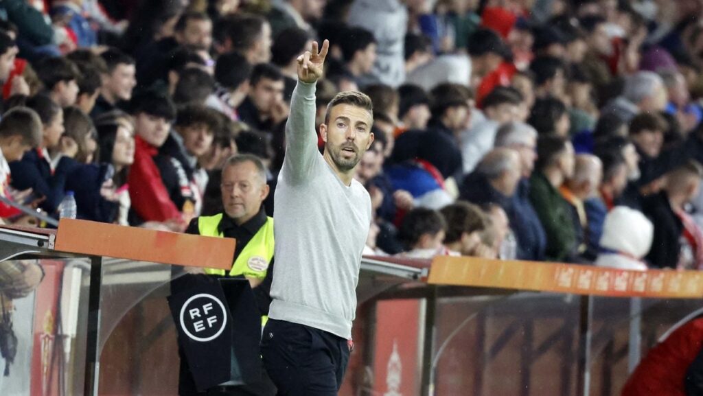 luis_garcia_sporting_espanyol_laliga_hypermotion_2023_24-e1698520577625 | udlaspalmas.NET El entrenador asturiano de la Unión Deportiva Las Palmas se formó en la cantera del Real Oviedo y disputó muchos derbis en categorías inferiores. Como entrenador, ya visitó El Molinón, y perdió. La Unión Deportiva Las Palmas visita este domingo El Molinón - Enrique Castro 'Quini' en un partido especial para los dos asturianos del