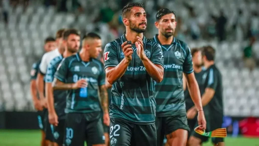 Ambos jugadores son dos de los seis que sin ser portero, han disputado los 1.350 minutos que se han disputado en LaLiga Hypermotion. El francés llegó a sonar este verano para reforzar al representativo. Aún no se ha disputado al completo ni la primera vuelta de LaLiga Hypermotion, pero pocos son los jugadores que sin