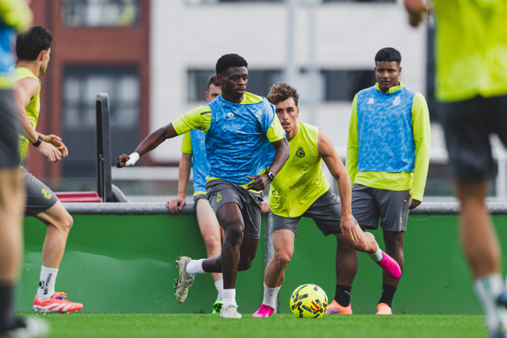 El conjunto cántabro ha dado este viernes la convocatoria para el partido de este domingo en Gran Canaria, donde no podrá contar con tres de sus jugadores titulares. El Racing de Santander, líder de la categoría de plata del fútbol español, ha dado este viernes la lista de convocados. José Alberto desplaza a 21 jugadores