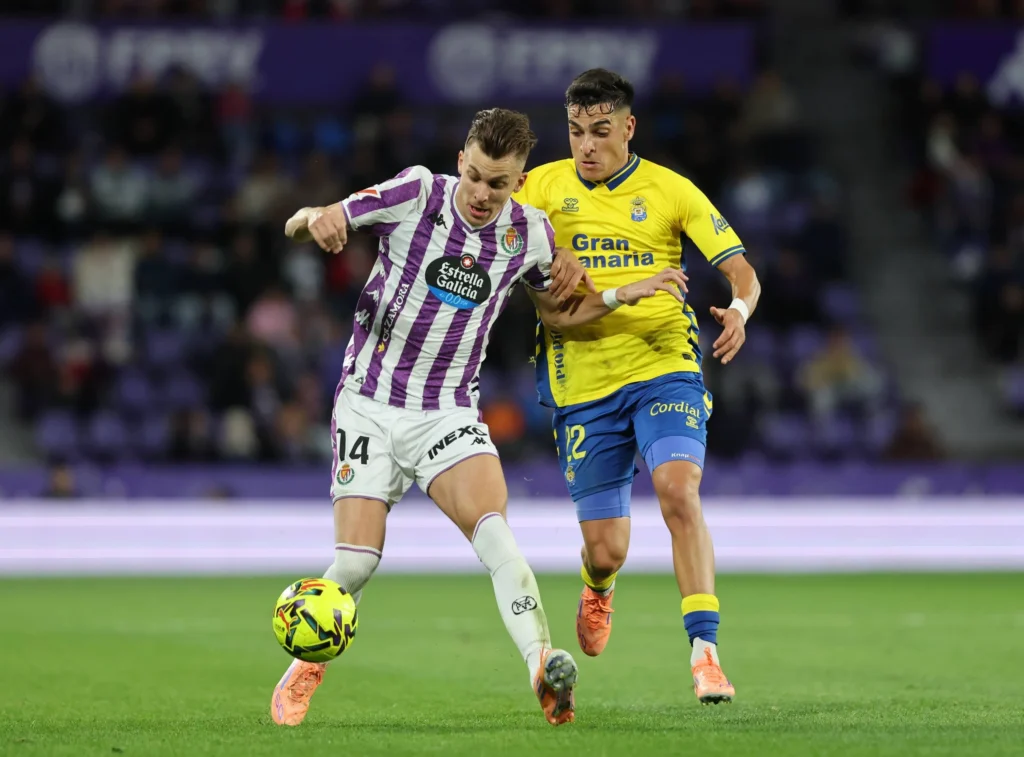 Ale García Valladolid | udlaspalmas.NET El Pichichi de la Unión Deportiva Las Palmas tendrá que parar durante varias semanas e incluso podría no regresar más en este 2025 tras la lesión sufrida contra el Valladolid. La Unión Deportiva Las Palmas pierde a su Pichichi para varias semanas. Ale García se lesionó el pasado viernes contra el Real Valladolid y las