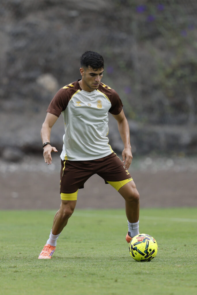 Ale García entrenamiento | udlaspalmas.NET El máximo goleador de la Unión Deportiva Las Palmas asegura seguir teniendo margen de mejora y sobre los rumores sobre otros equipos, reconoce que le motiva para seguir mejorando. Ale García es uno de los nombres propios de la Unión Deportiva Las Palmas. Máximo goleador del conjunto grancanario, se muestra "muy contento, sobre todo porque