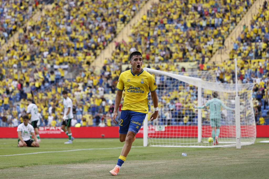 Ale García gol Racing | udlaspalmas.NET El máximo goleador de la Unión Deportiva Las Palmas asegura seguir teniendo margen de mejora y sobre los rumores sobre otros equipos, reconoce que le motiva para seguir mejorando. Ale García es uno de los nombres propios de la Unión Deportiva Las Palmas. Máximo goleador del conjunto grancanario, se muestra "muy contento, sobre todo porque