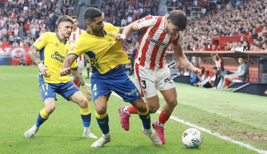 El central grancanario y tercer capitán de la Unión Deportiva Las Palmas destaca el buen ambiente en el vestuario y la importancia del partido de este domingo contra el Racing de Santander. Tercer capitán de la Unión Deportiva Las Palmas y uno de los jugadores más longevos del vestuario, Álex Suárez es voz autorizada en