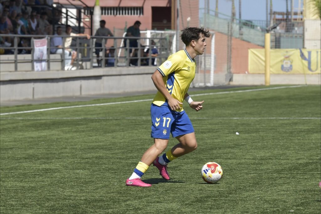 Arturo Rodríguez Moscardó0 | udlaspalmas.NET El filial de la Unión Deportiva Las Palmas realizó un partido súper completo para volver a conseguir los tres puntos y sumar diez de los últimos doce puntos posibles y dejando la portería a cero por cuarta jornada consecutiva, dando un paso más hacia la permanencia. Carlos Navarro, Iván Medina y Jerobe Cáceres marcaron los
