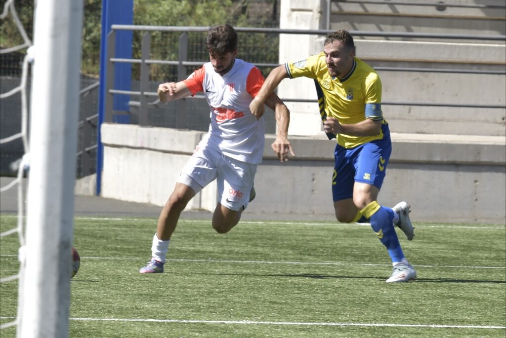 Brian Velázquez Moscardó | udlaspalmas.NET El filial de la Unión Deportiva Las Palmas realizó un partido súper completo para volver a conseguir los tres puntos y sumar diez de los últimos doce puntos posibles y dejando la portería a cero por cuarta jornada consecutiva, dando un paso más hacia la permanencia. Carlos Navarro, Iván Medina y Jerobe Cáceres marcaron los