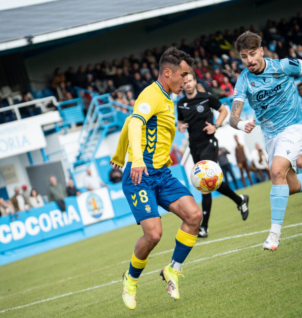 Las Palmas Atlético perdió este domingo en su visita al Coria a pesar de jugar gran parte del partido con superioridad numérica. Vea las mejores fotos de la visita amarilla a Coria.