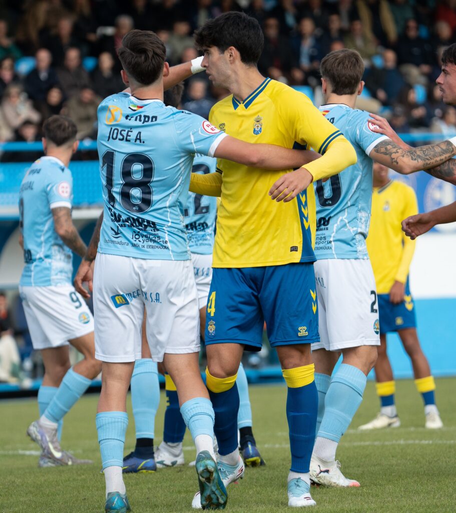 Las Palmas Atlético perdió este domingo en su visita al Coria a pesar de jugar gran parte del partido con superioridad numérica. Vea las mejores fotos de la visita amarilla a Coria.