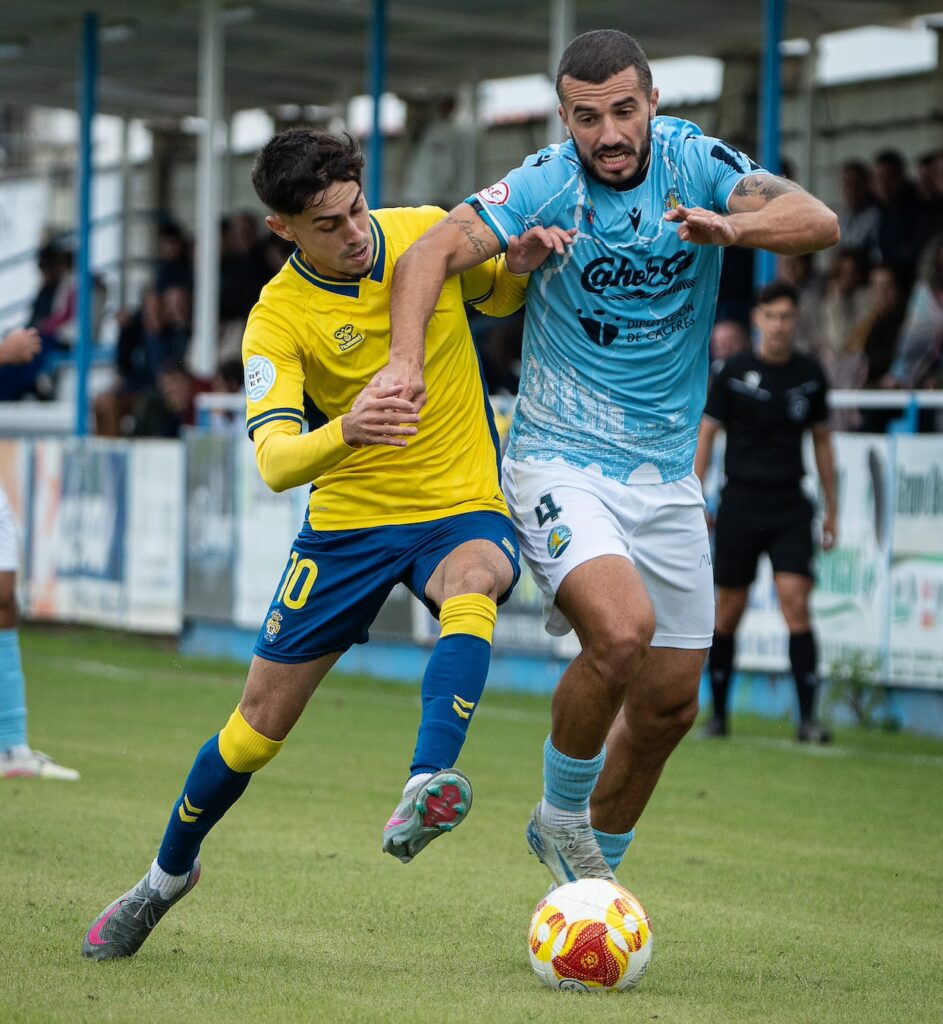 Las Palmas Atlético perdió este domingo en su visita al Coria a pesar de jugar gran parte del partido con superioridad numérica. Vea las mejores fotos de la visita amarilla a Coria.
