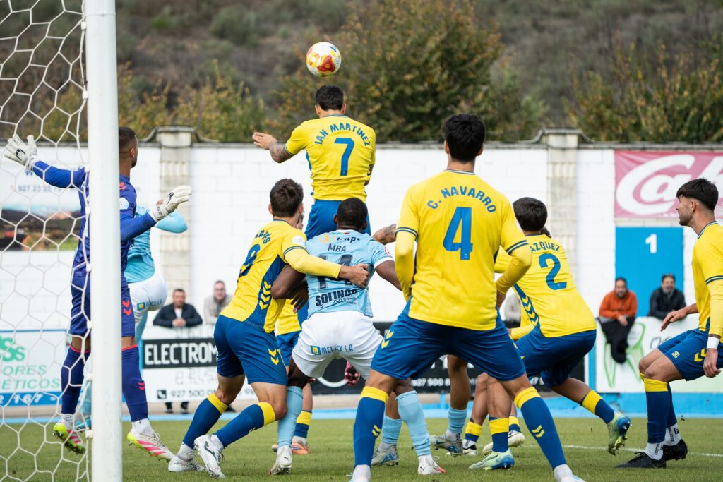 Las Palmas Atlético perdió este domingo en su visita al Coria a pesar de jugar gran parte del partido con superioridad numérica. Vea las mejores fotos de la visita amarilla a Coria.