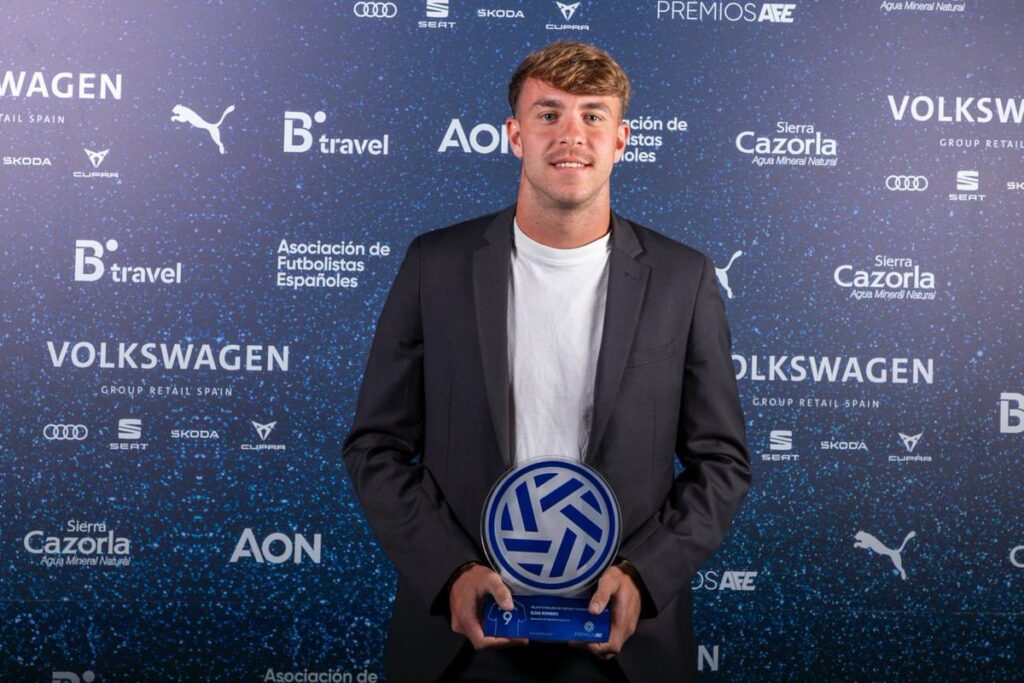 Ambos jugadores estuvieron presentes este lunes en la IV gala de los premios AFE, donde fueron galardonados con el Premio Manuel Esteo y como mejor jugador de la temporada pasada en el Grupo XII de Tercera Federación, respectivamente. La Asociación de Futbolistas Españoles celebró este lunes en Madrid la gala de entrega de la IV