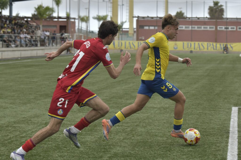 Elías Romero Getafe B | udlaspalmas.NET Las Palmas Atlético culminó una espectacular remontada ante el líder de la Segunda Federación en un partido donde fue de menos a más para acabar con un Getafe B que se desgastó ante un fútbol efectivo del filial amarillo. Sergio Rivarés, Kirian Ramírez e Iván Medina, autores de los goles. Las Palmas Atlético, que acabó